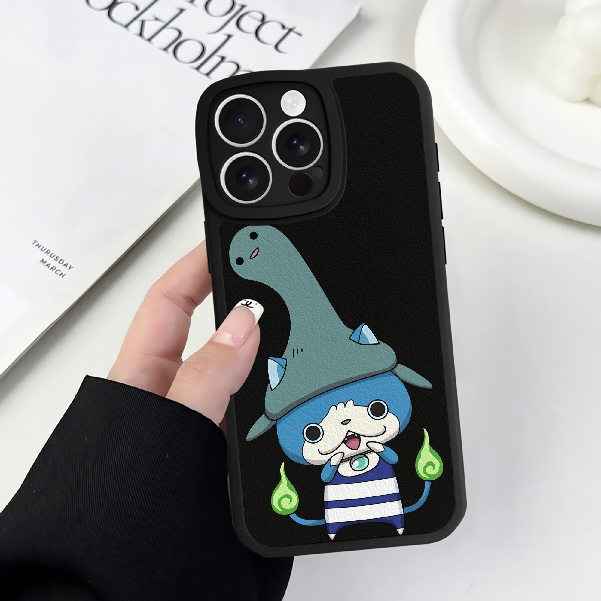 （画像用） 妖怪ウォッチ Yo-kai Watch 【iPhone 16シリーズ対応】シリコンスマホケース（レザー調） 材質：シリコン